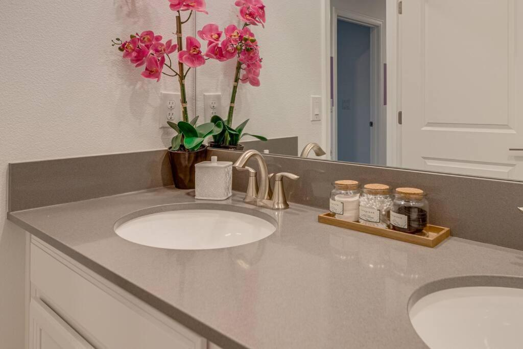 Newly Listed Townhouse Storey Lake, Free Waterpark Киссимми Экстерьер фото